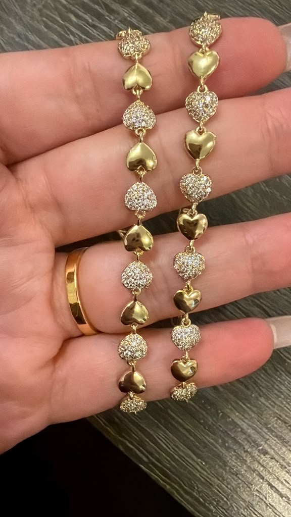 Pulseras de corazones dorados con pavé